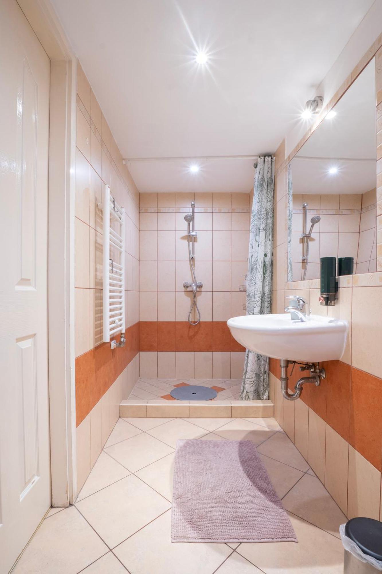 Cedar Inn Budapest - Palace District Zewnętrze zdjęcie